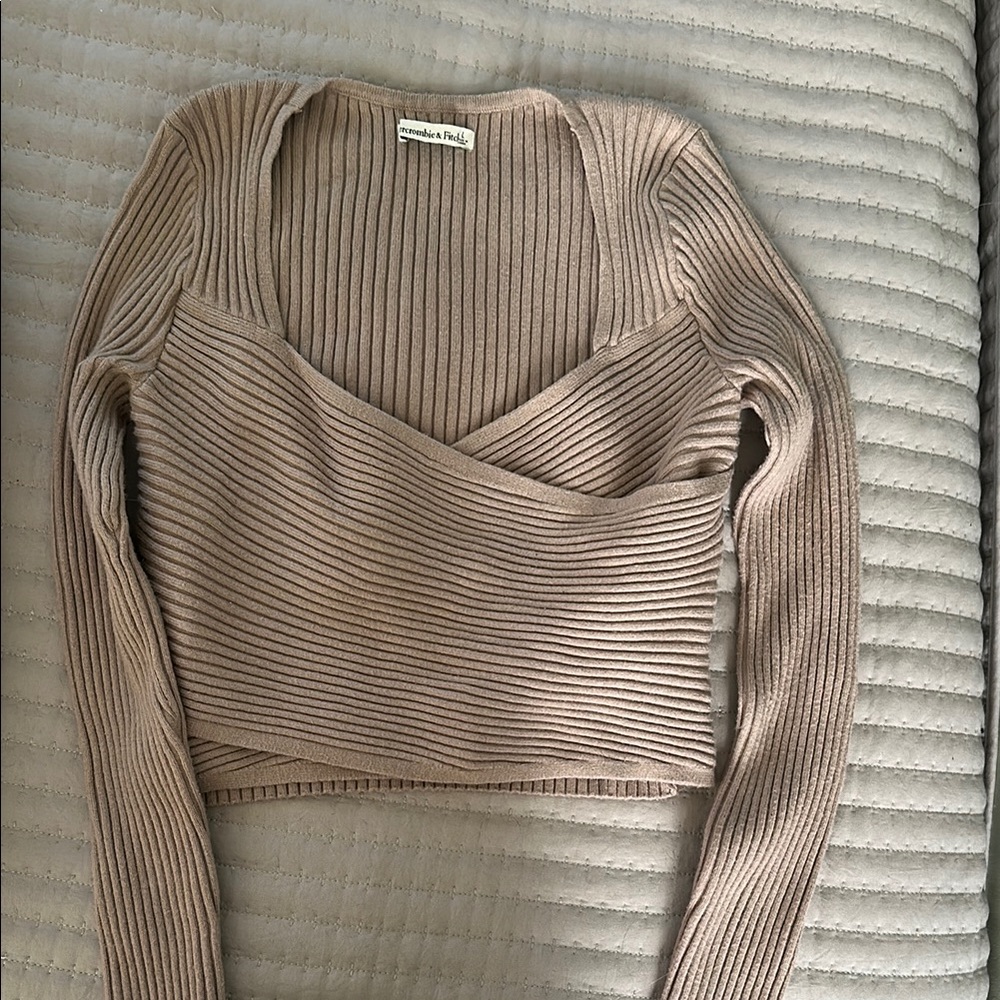 Abercrombie & Fitch Cream V-Neck Sweater with Ribbed Texture